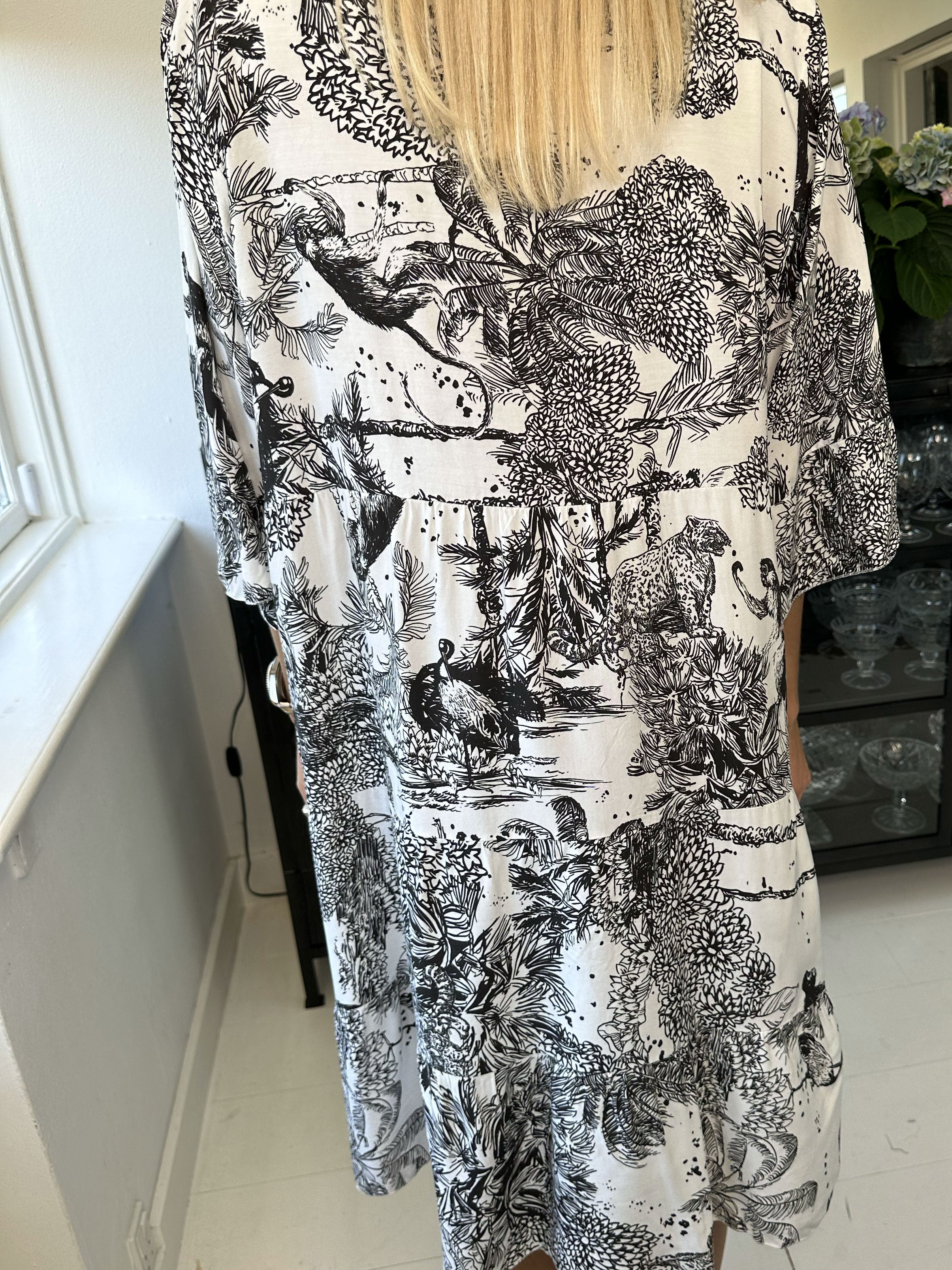 Abbie - Sød kjole med junglemotiv